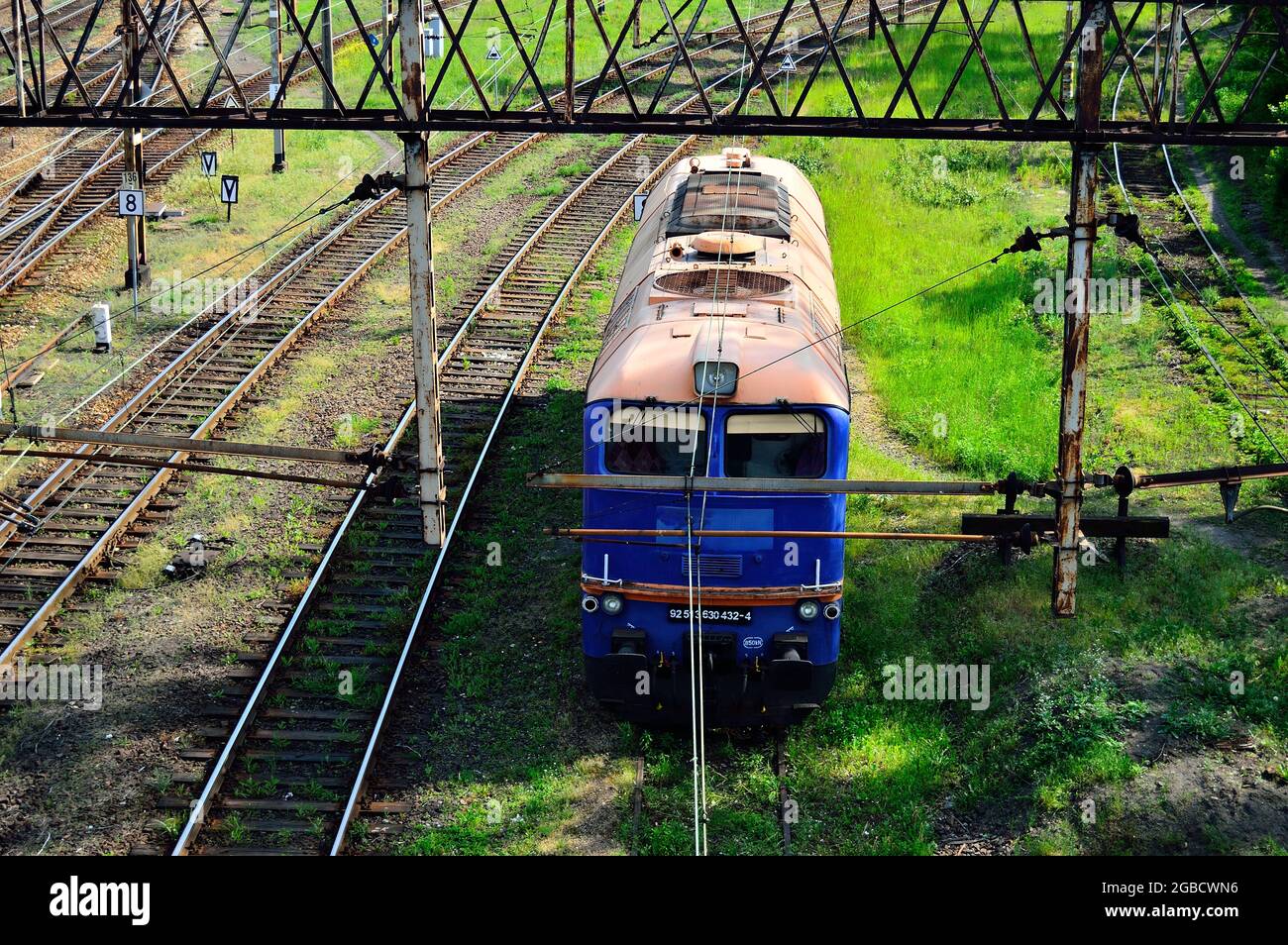 Infrastrutture ferroviarie, segnalamento e locomotiva elettrica su binari. Estate. Foto Stock