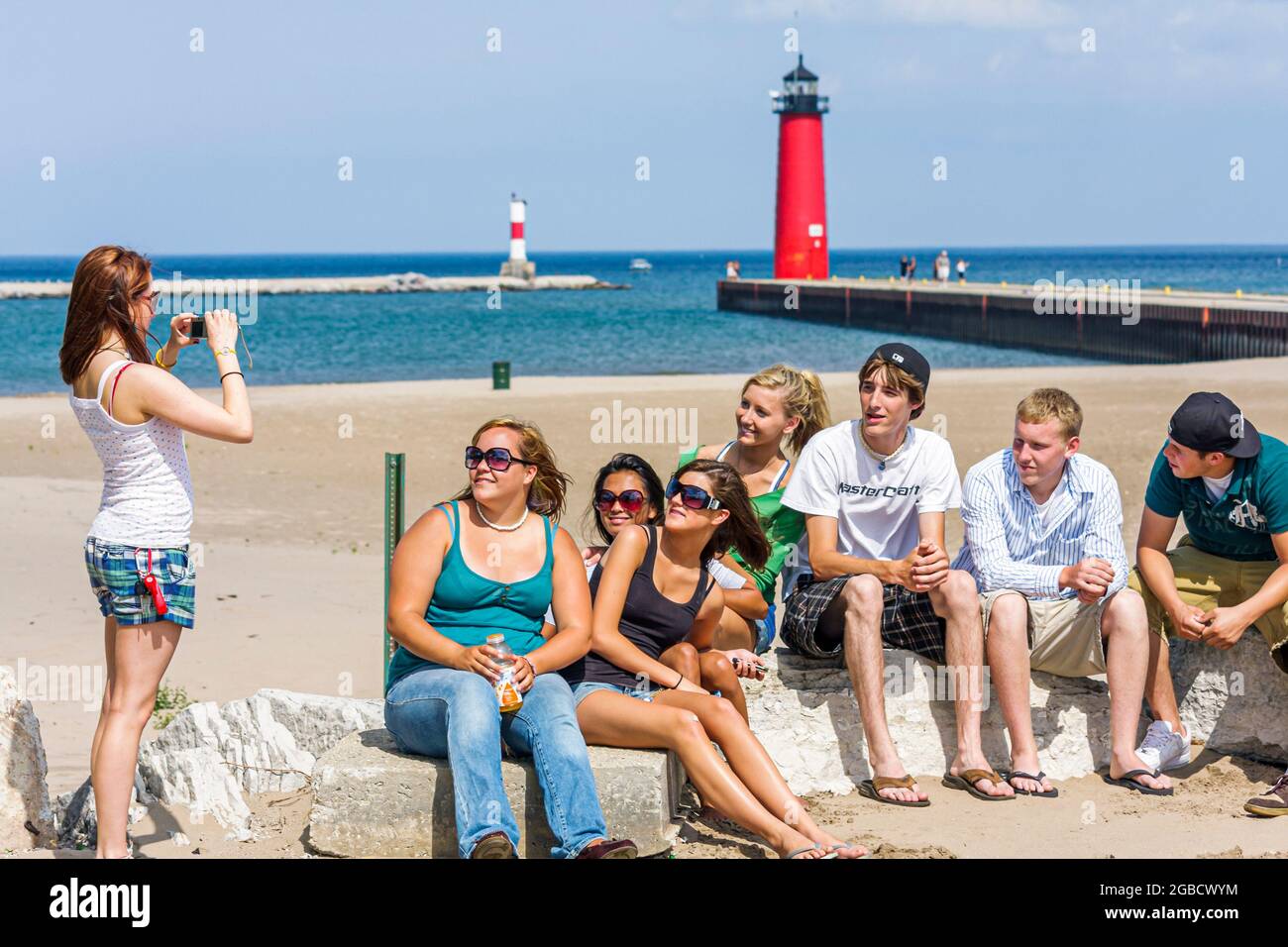 Wisconsin Kenosha, Simmons Island Park, Lake Michigan shore Red Lighthouse, spiaggia pubblica, ragazzi in uscita ragazze, adolescenti adolescenti amici gruppo studenti, Foto Stock