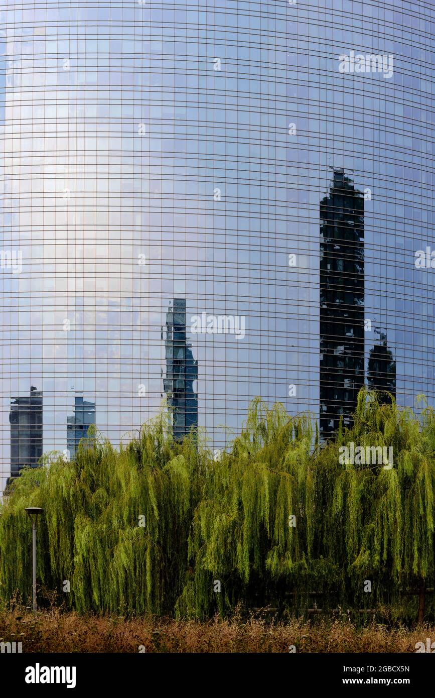 I grattacieli si riflettono in un grattacielo di vetro Foto Stock