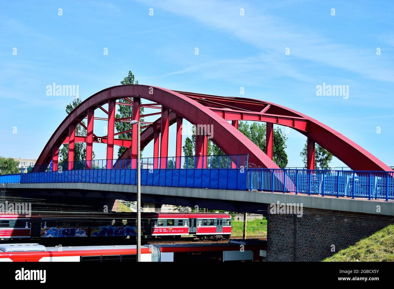 Viadotto stradale sui binari ferroviari, trasporto. Estate. Foto Stock