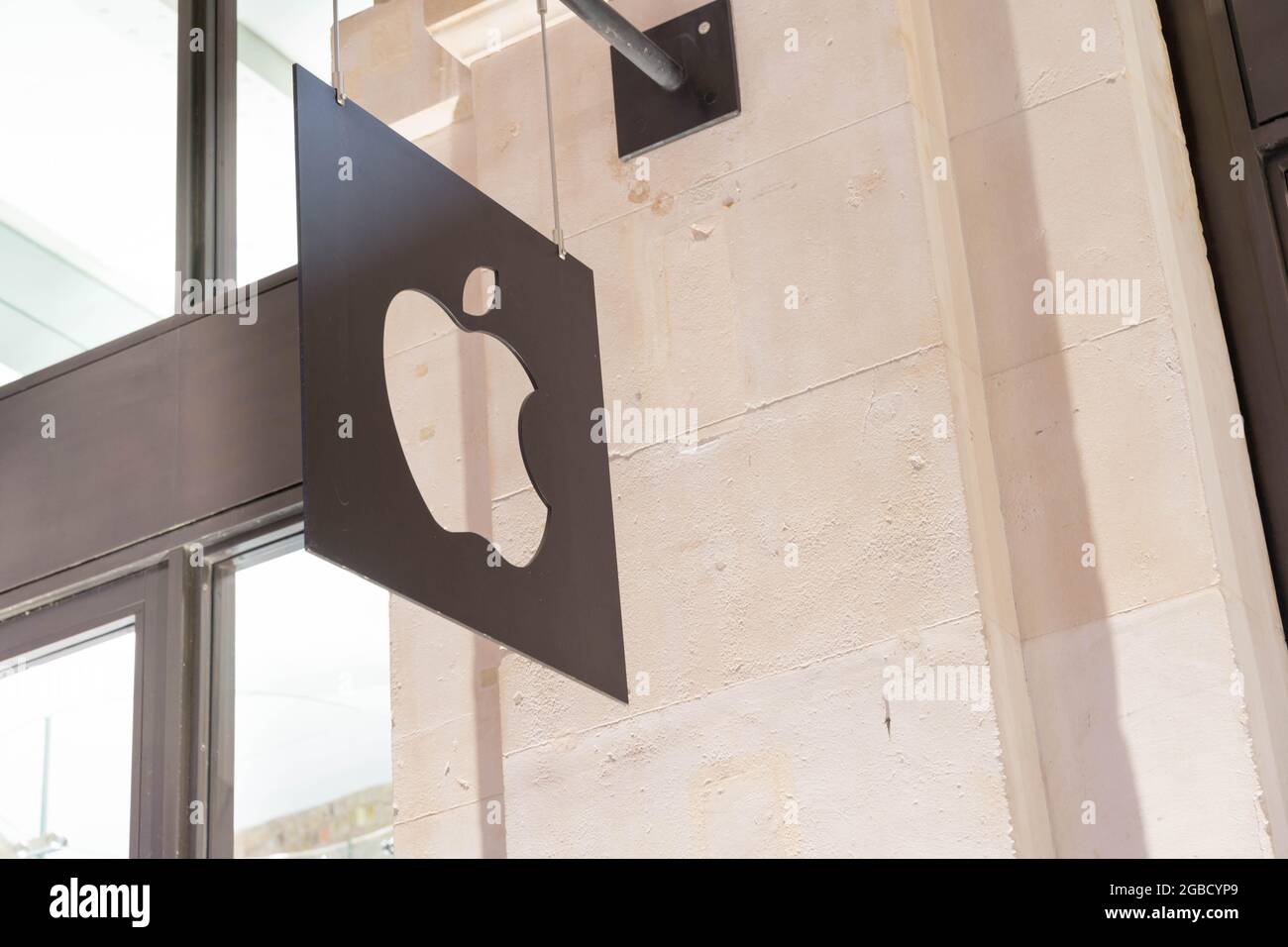 Logo Apple Store appeso all'ingresso esterno del negozio principale nel centro di Londra Inghilterra Regno Unito Foto Stock