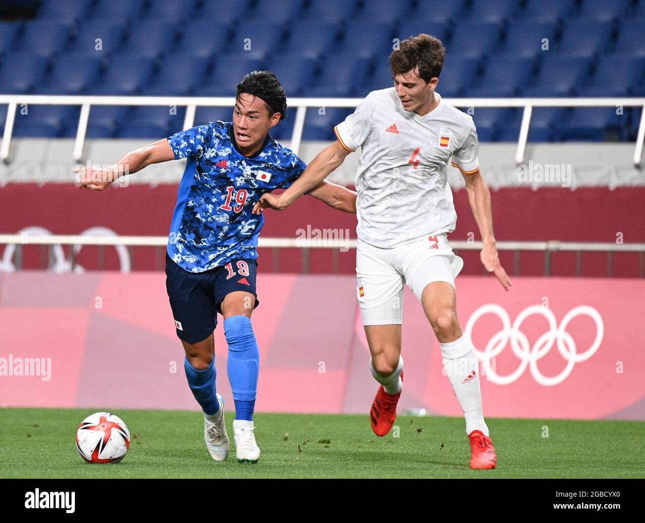 Saitama, Giappone. 3 agosto 2021. Hayashi Daichi (L) del Giappone compete con Pau Torres della Spagna durante la semifinale maschile tra Giappone e Spagna ai Giochi Olimpici di Tokyo 2020, Giappone, 3 agosto 2021. Credit: Dai Tianfang/Xinhua/Alamy Live News Foto Stock