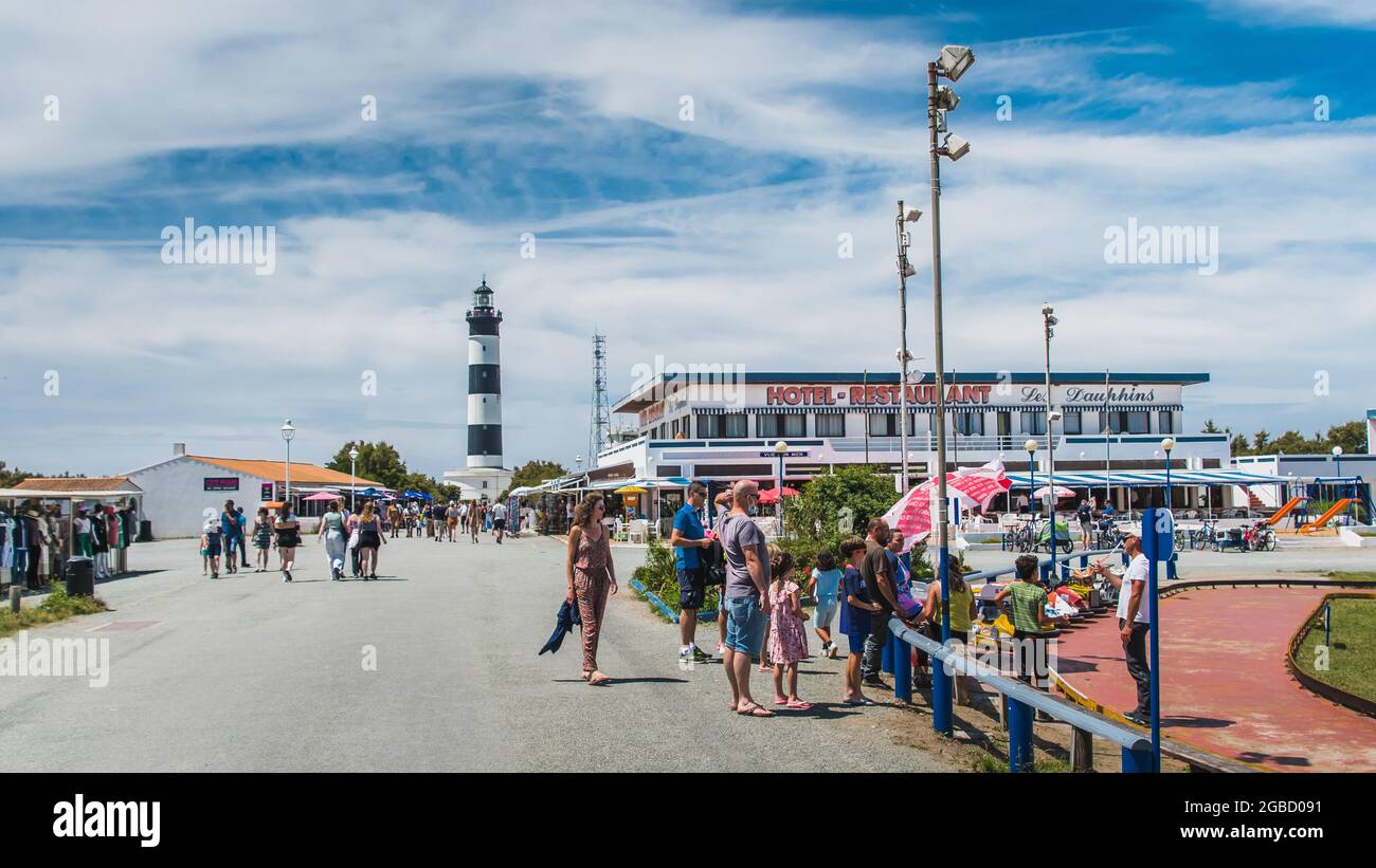 Il faro di Chassiron con strisce bianche e nere su cielo blu, sull'isola di Oléron in Francia Foto Stock
