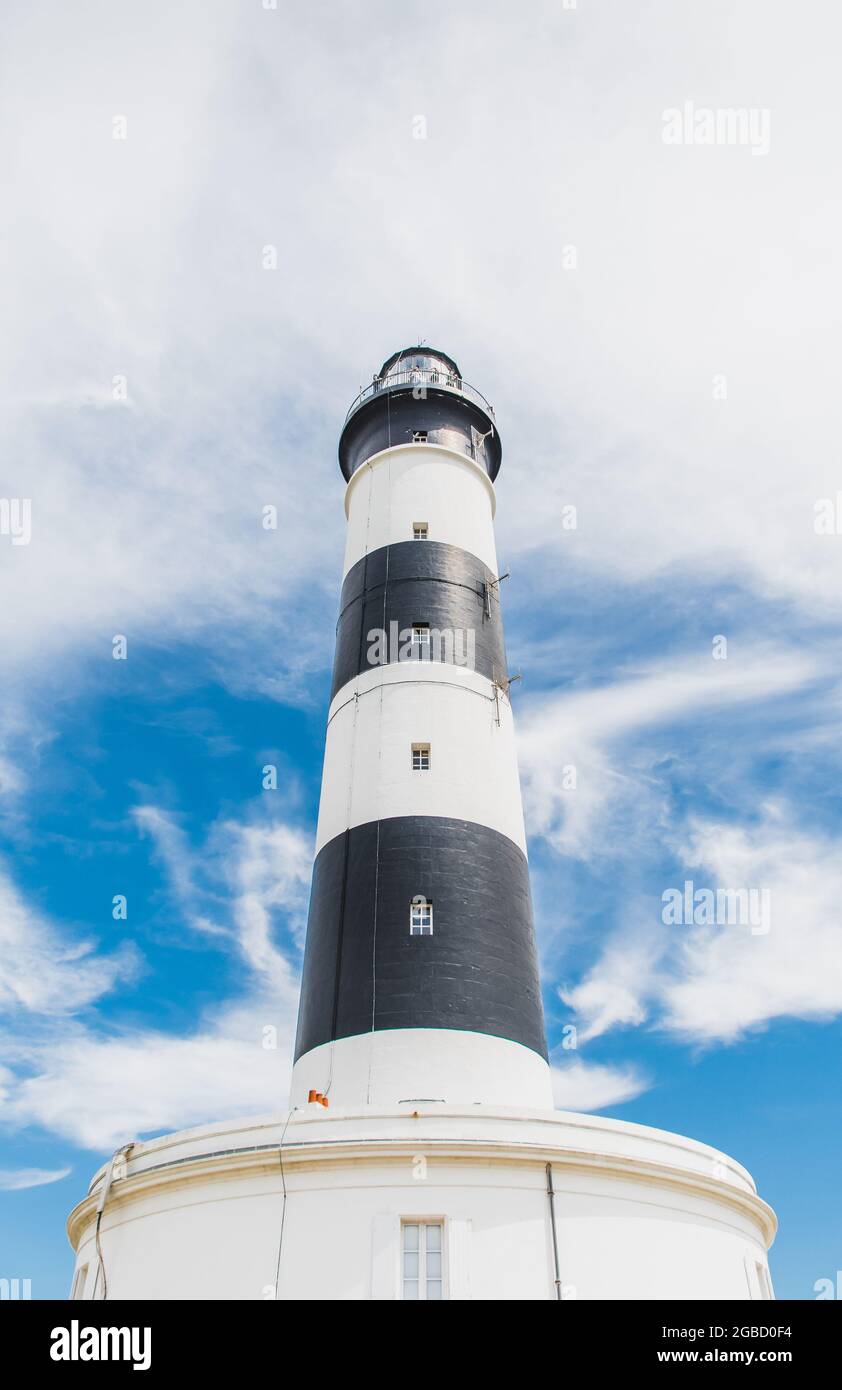 Il faro di Chassiron con strisce bianche e nere su cielo blu, sull'isola di Oléron in Francia Foto Stock