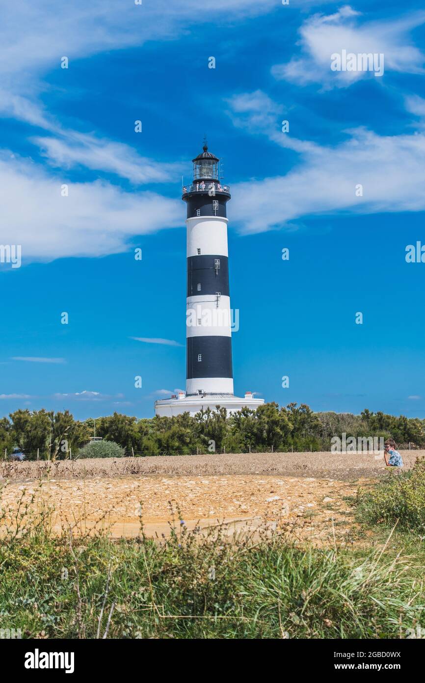Il faro di Chassiron con strisce bianche e nere su cielo blu, sull'isola di Oléron in Francia Foto Stock