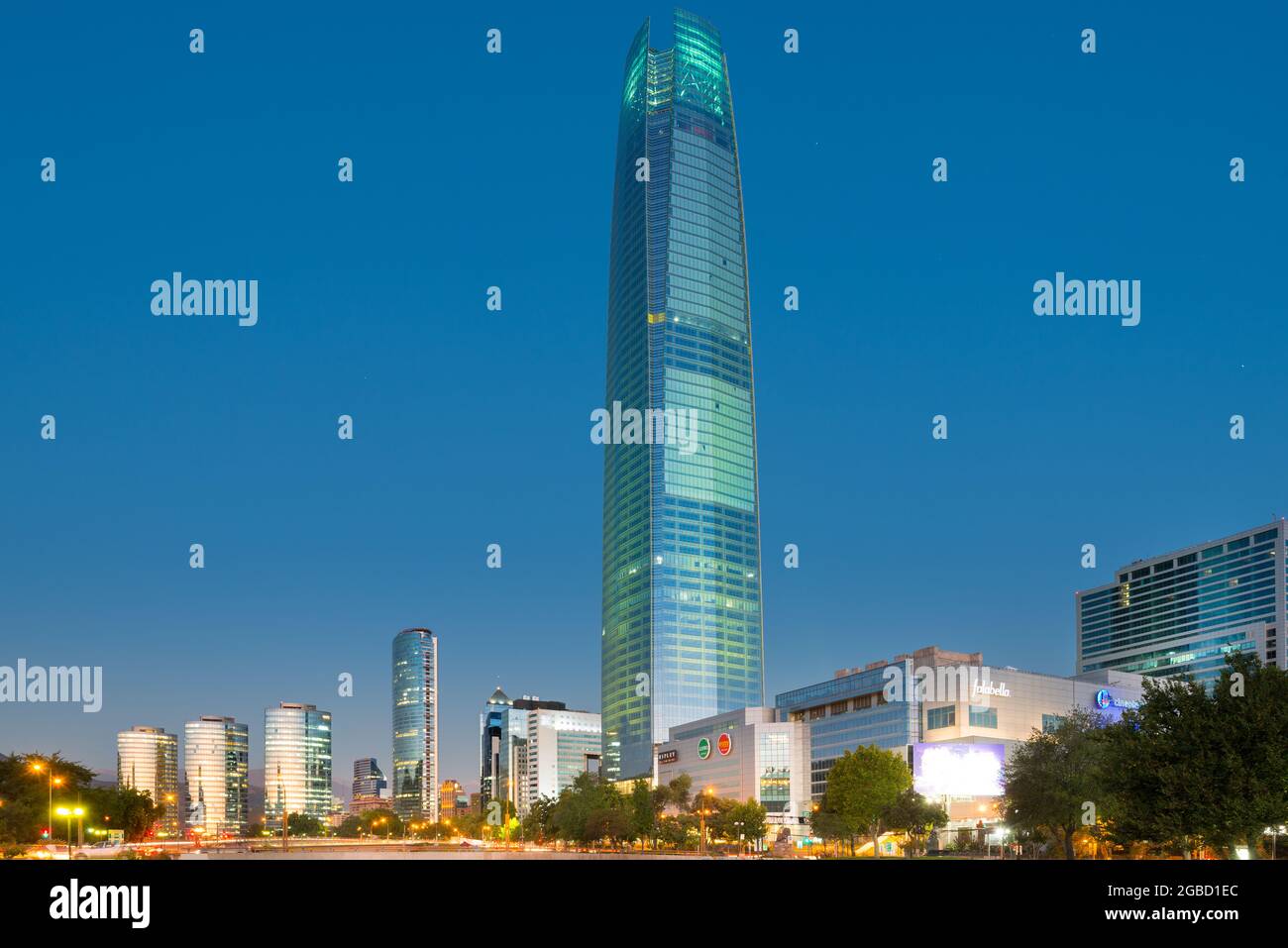 Santiago, Regione Metropolitana, Cile - skyline del quartiere finanziario di Santiago con grattacieli di Costanera e moderni edifici per uffici. Foto Stock