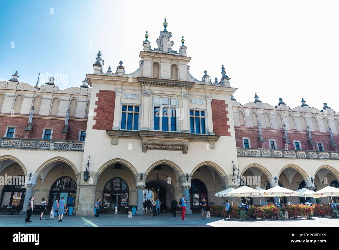 Cracovia, Polonia - 28 agosto 2018: Facciata del Museo sotterraneo Rynek nella piazza principale del mercato con la gente intorno a Cracovia, Polonia Foto Stock