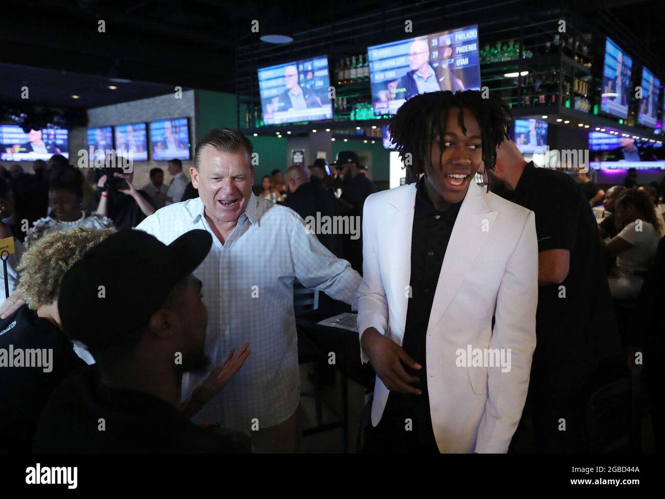 Ayo Dosunmu e l'allenatore di basket maschile dell'Illinois Brad Underwood parlano con gli ex compagni di squadra di Dosunmu dopo essere arrivati al suo NBA Draft Watch party a Bracket Room a Chicago il 29 luglio 2021. (Foto di John J. Kim/Chicago Tribune/TNS/Sipa USA) Foto Stock