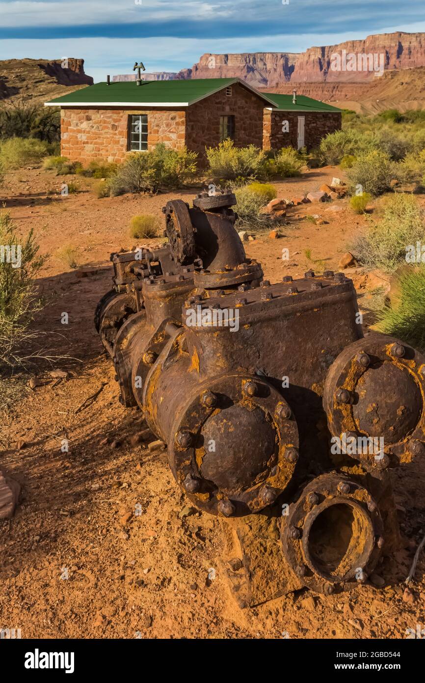 Vecchio motore che potrebbe essere stato parte dell'attività di estrazione dell'oro nell'area dei traghetti di Lees, nell'area ricreativa nazionale di Glen Canyon, Arizona, USA Foto Stock