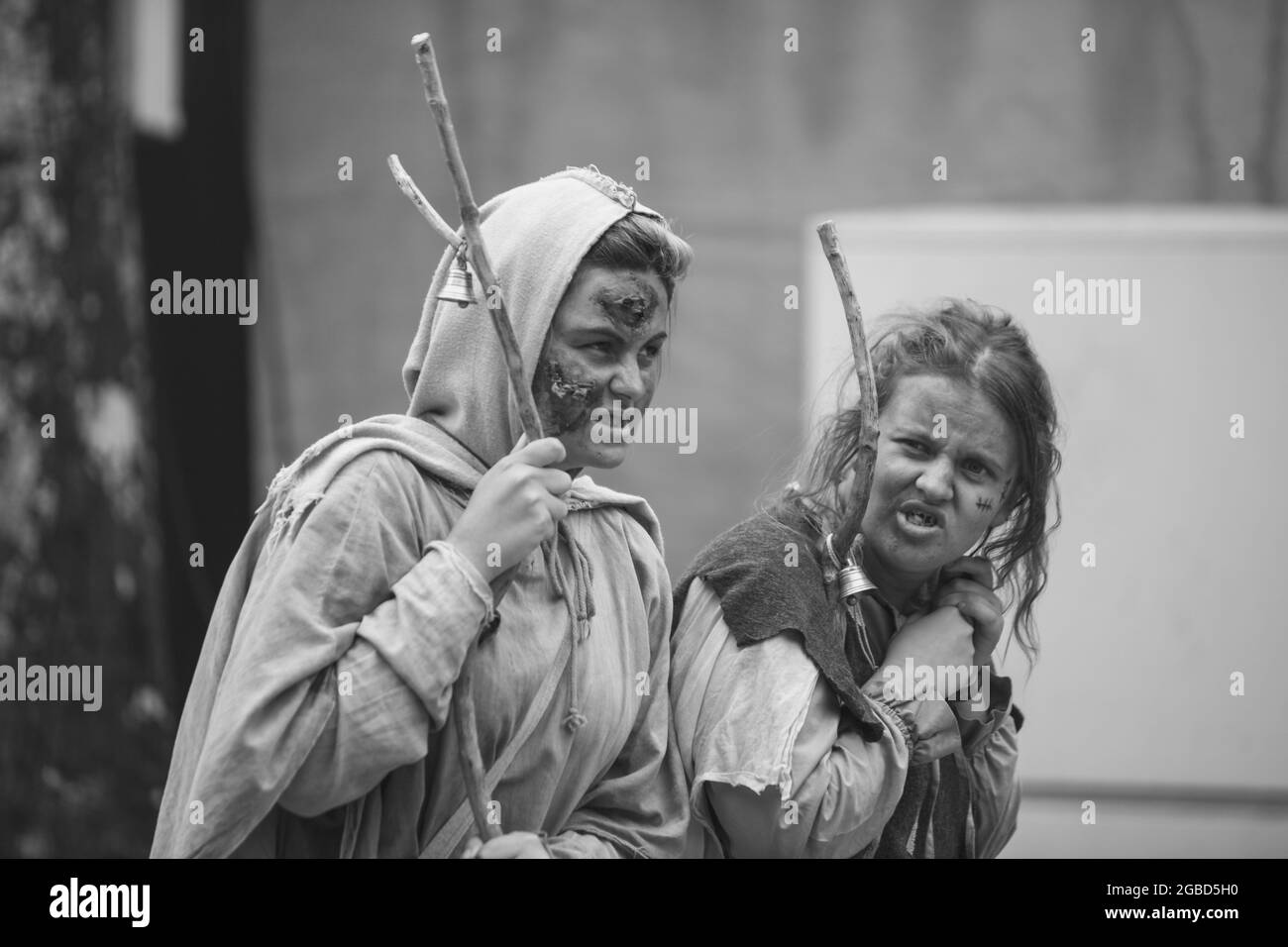 03 agosto 2019, due mendicanti femminili in un evento medievale 'Viagem Medieval em Terra de Santa Maria' a Santa Maria da Feira, Portogallo Foto Stock