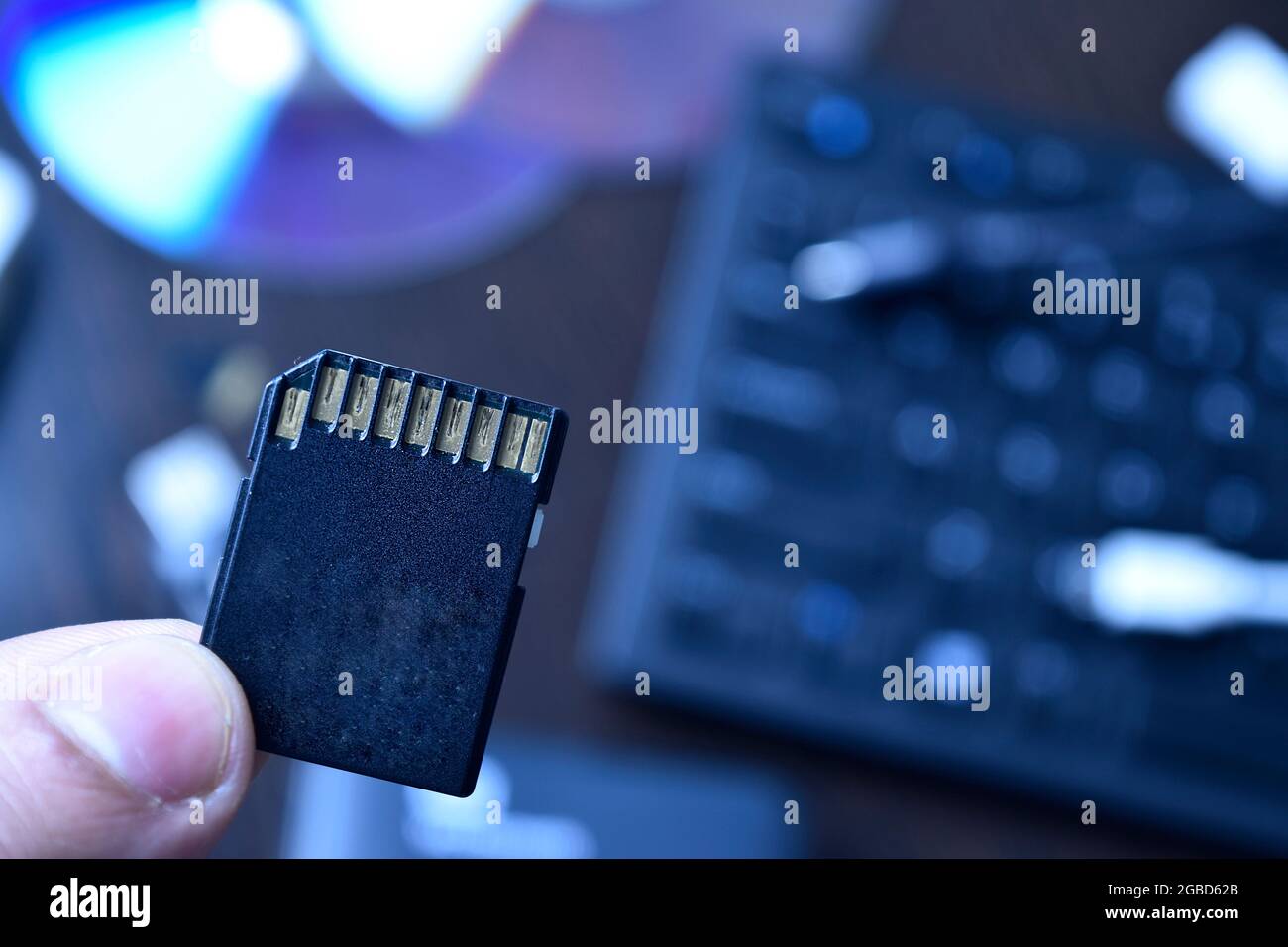 Scheda di memoria in mano, dispositivo di memorizzazione Flash Foto Stock