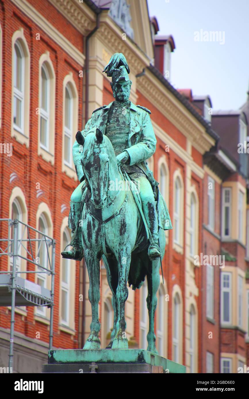 Statua equestre o monumento di Re Cristiano IX in bronzo di Carl Johan Bonnesen, eretta nel 1910, Aalborg, Danimarca. Foto Stock