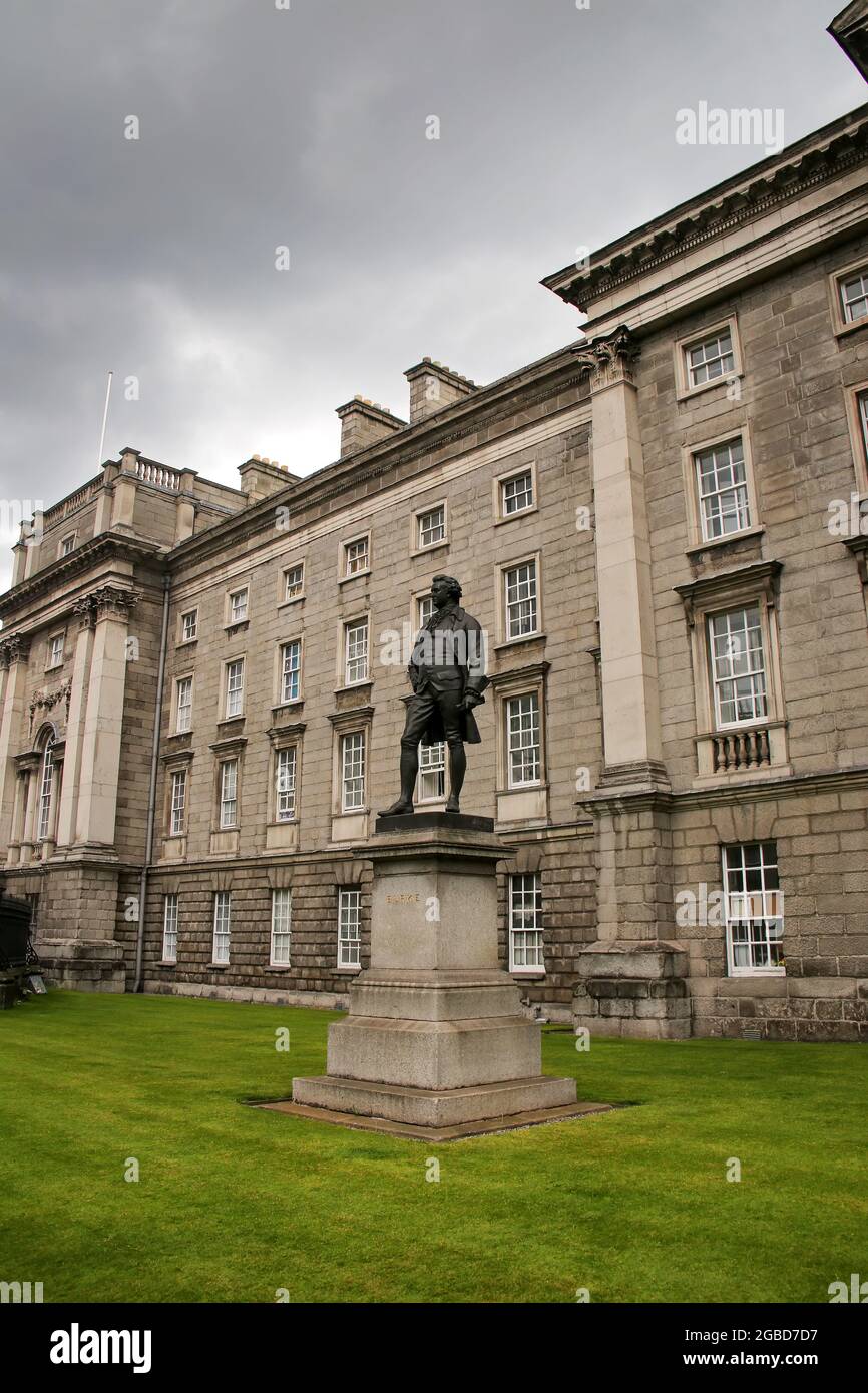 Statua di Edmund Burke, di fronte al Trinity College, College Green, Dublino, Irlanda. Foto Stock