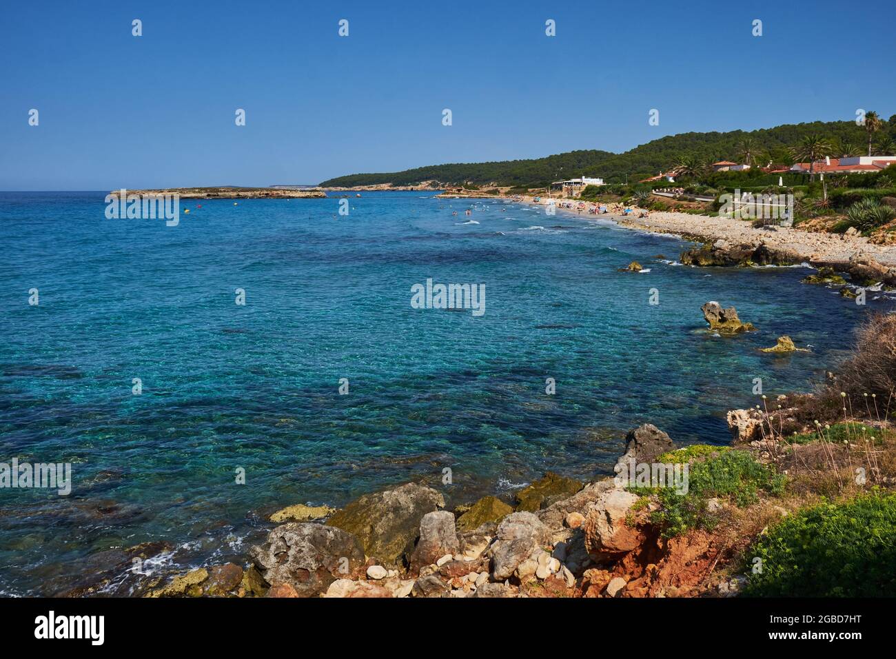 Vista sulla spiaggia di Sant Tomas sull'isola di Minorca nelle Isole Baleari. Spagna Foto Stock