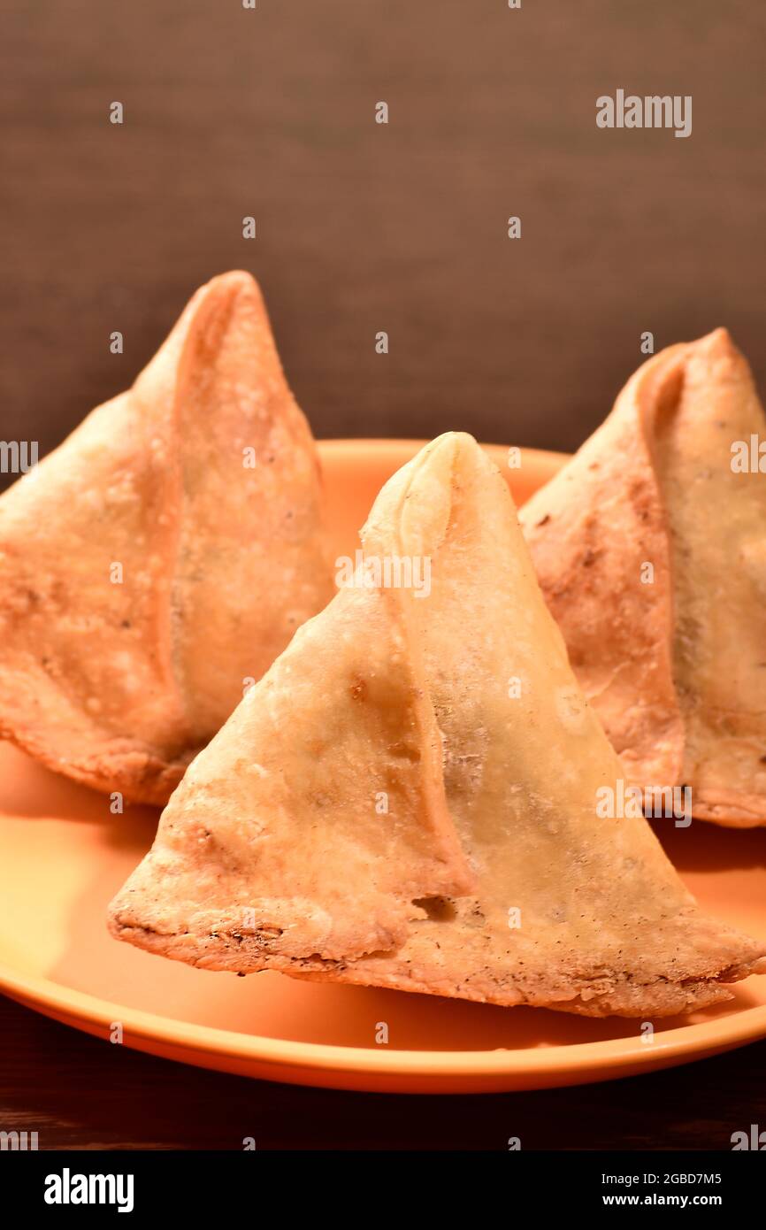 cibo samosa, snack indiano e pakistano, cibo di strada asiatico Foto Stock