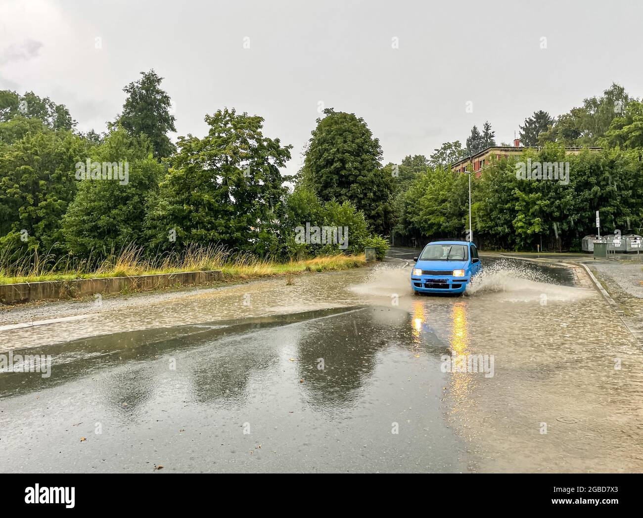 Aquaplaning su una strada dopo una tempesta Foto stock - Alamy