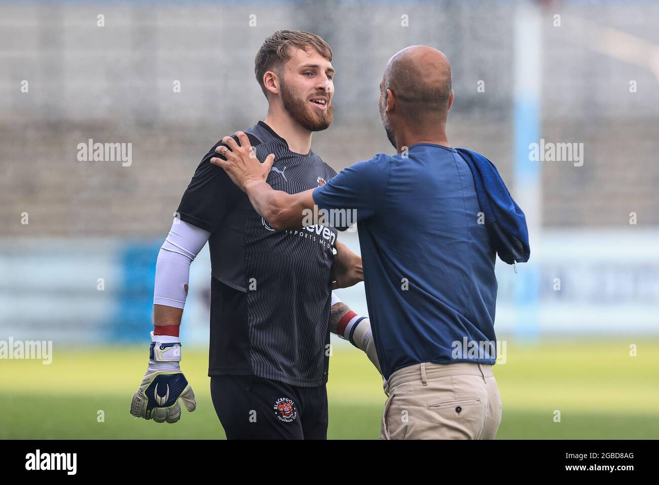 Daniel Grimshaw di Blackpool ed ex giocatore di Manchester City parla con Pep Guardiola manager di Manchester City Foto Stock