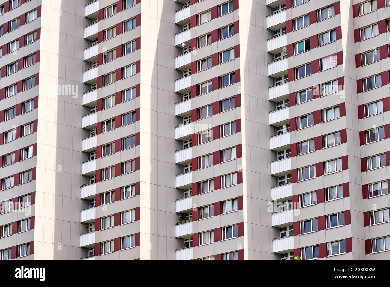 Tipico ed alto edificio di appartamenti nell'ex parte orientale di Berlino, Germania Foto Stock
