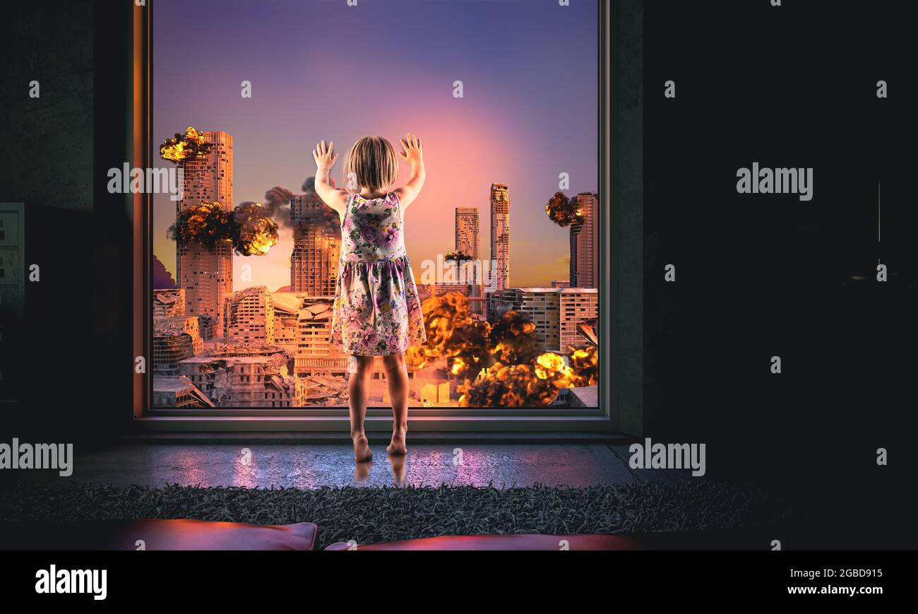 la bambina guarda fuori dalla finestra una città in fiamme, edifici distrutti, esplosioni. apocalisse concetto. Foto Stock