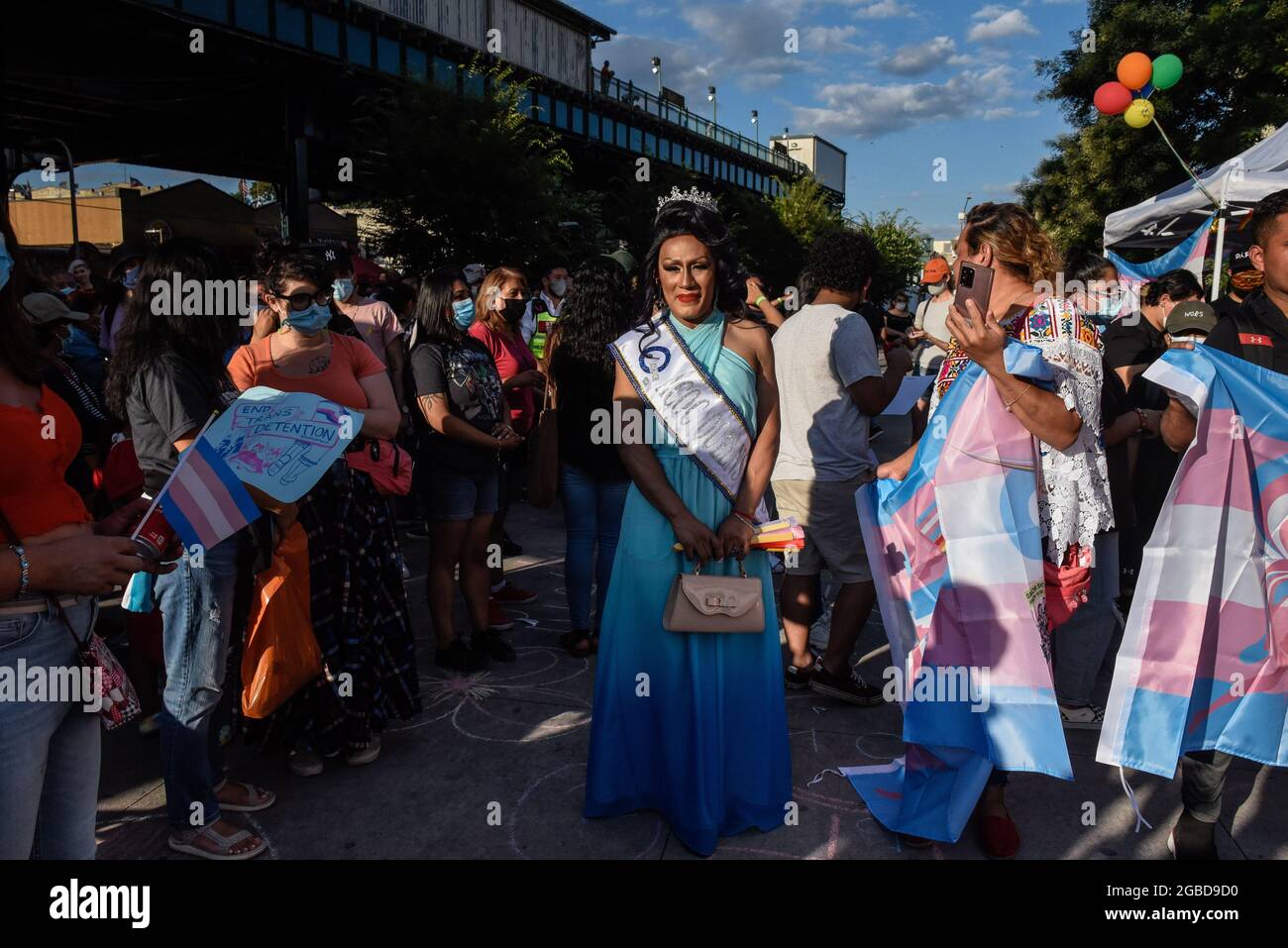 New York, New York, Stati Uniti. 2 agosto 2021. La gente si raduna per i diritti di transgender in un evento annuale nel quartiere di Corona nel distretto di Queens a New York City, New York, Stati Uniti 2 agosto 2021. Nel suo decimo anno, la marcia Trans Latinx è cresciuta fino a diventare un importante evento annuale che richiede la fine della violenza trans e la lotta contro la criminalizzazione e la detenzione di persone trans (Credit Image: © Stephanie Keith/ZUMA Press Wire) Foto Stock