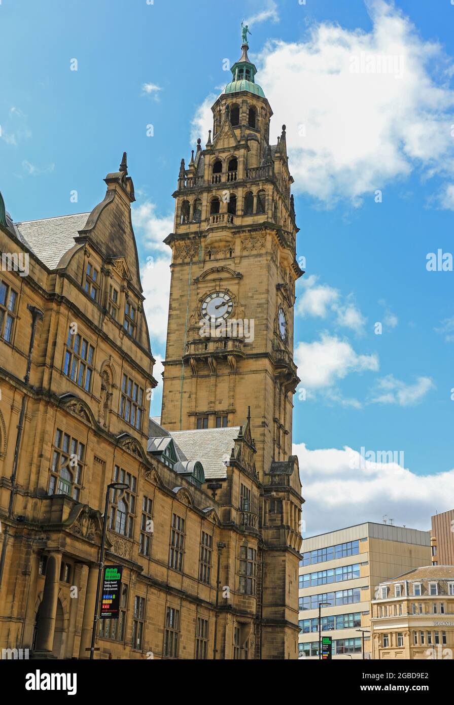 La torre dell'orologio a Sheffield Town Hall, Sheffield, South Yorkshire, Inghilterra, Regno Unito Foto Stock