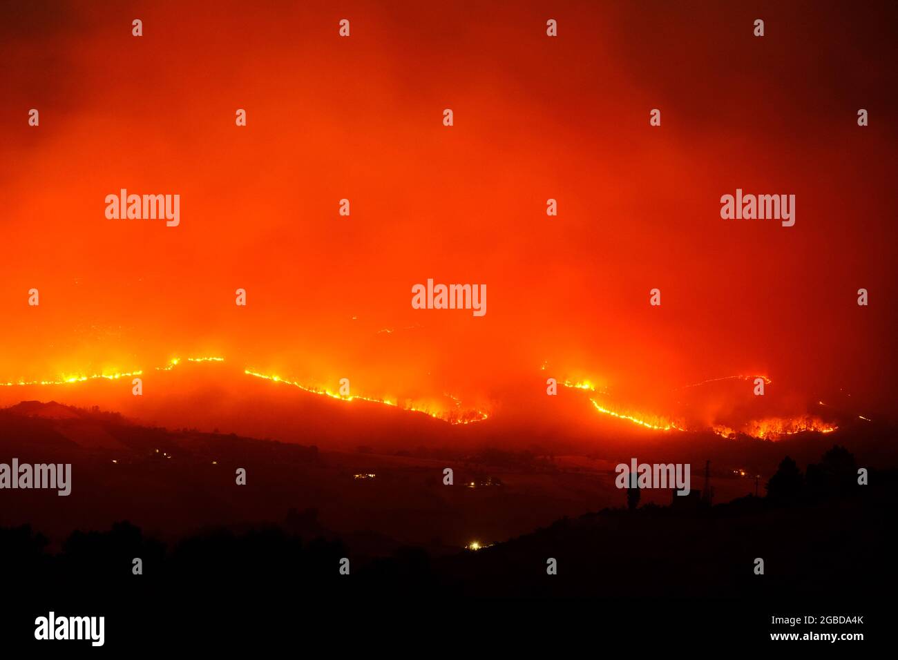 Grande fuoco d'agnello nella campagna della provincia di Enna vicino alla città di Aidone in Sicilia il 2021 Foto Stock