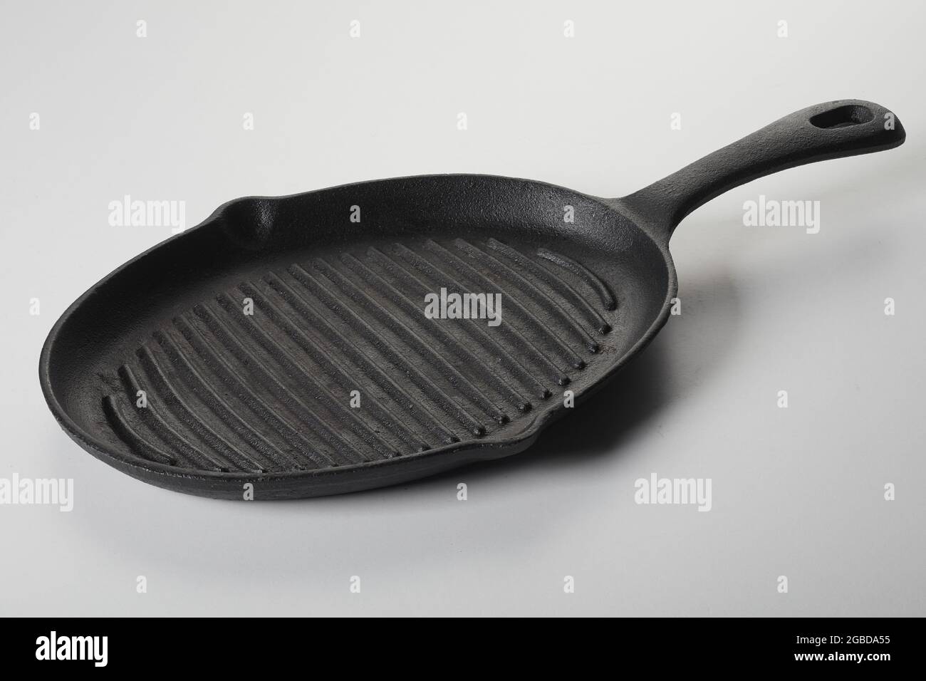 Dall'alto della teglia vuota per grigliate posta su sfondo bianco in cucina Foto Stock