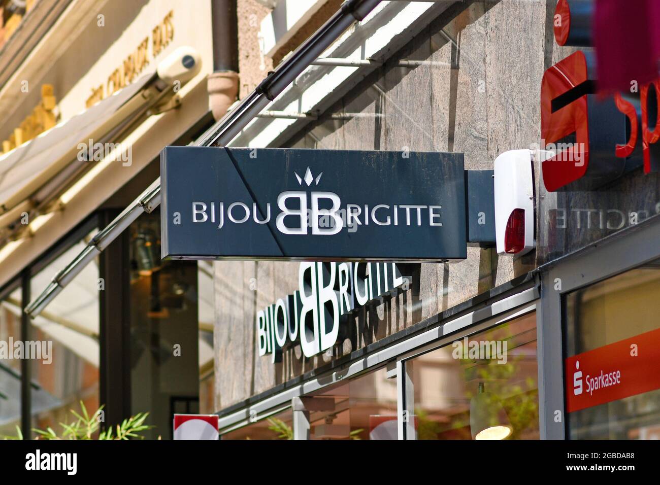 Baden-Baden, Germania - Luglio 2021: Segno del negozio di gioielli in costume tedesco e negozio di accessori di moda chiamato Bijou Brigitte Foto Stock