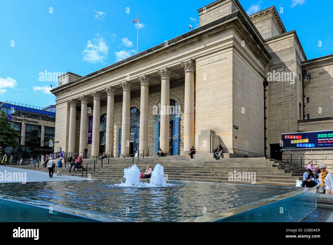 Una fontana di fronte al Municipio di Sheffield, Sheffield, South Yorkshire, Inghilterra, Regno Unito Foto Stock