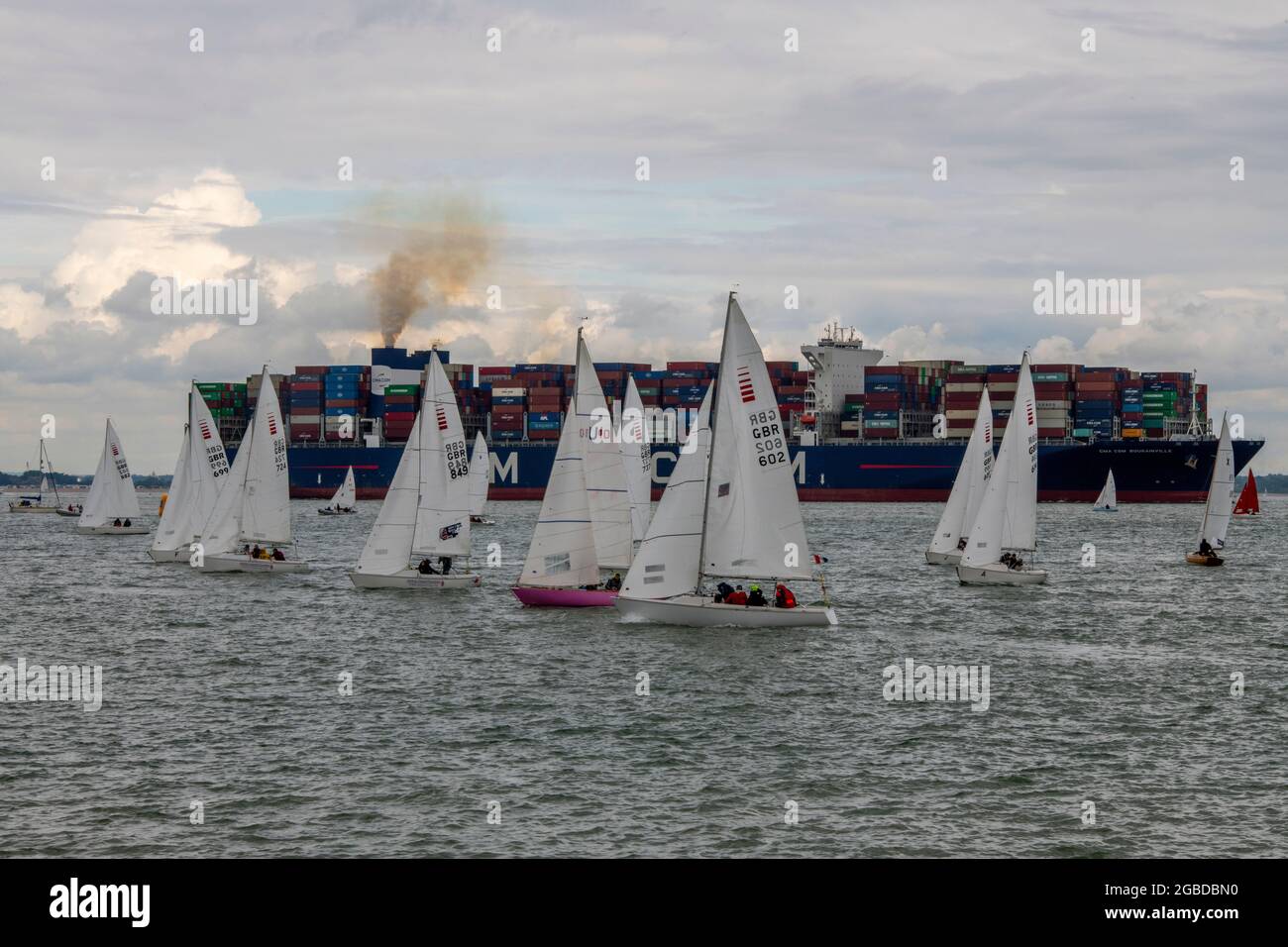 yacht racing, cowes week, isola di wight, regata a vela, nave container, destra di via, solente, canale di spina. Foto Stock