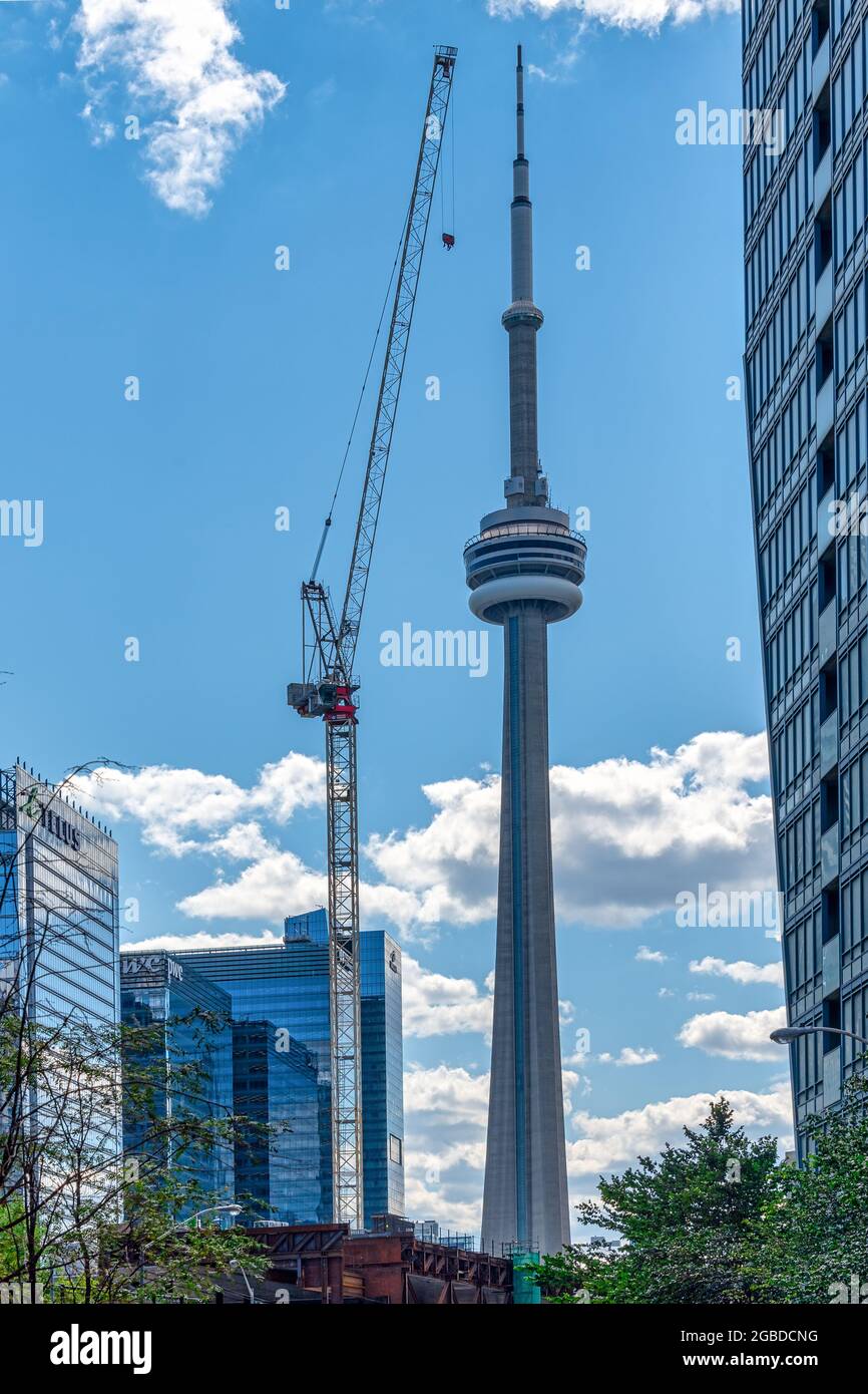 Costruzione a Toronto. Una gru è vista vicino alla CN Tower, che è un simbolo del Canada e una delle principali attrazioni turistiche. Foto Stock