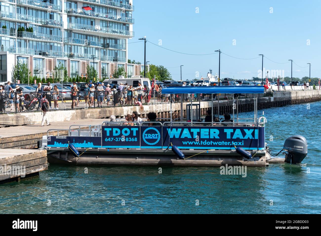 Servizio 'Water Taxi' sul lungomare presso il lago Ontario nel quartiere centrale di Toronto, Canada. Le attività di affari stanno cominciando a guardare avanti occupato Foto Stock