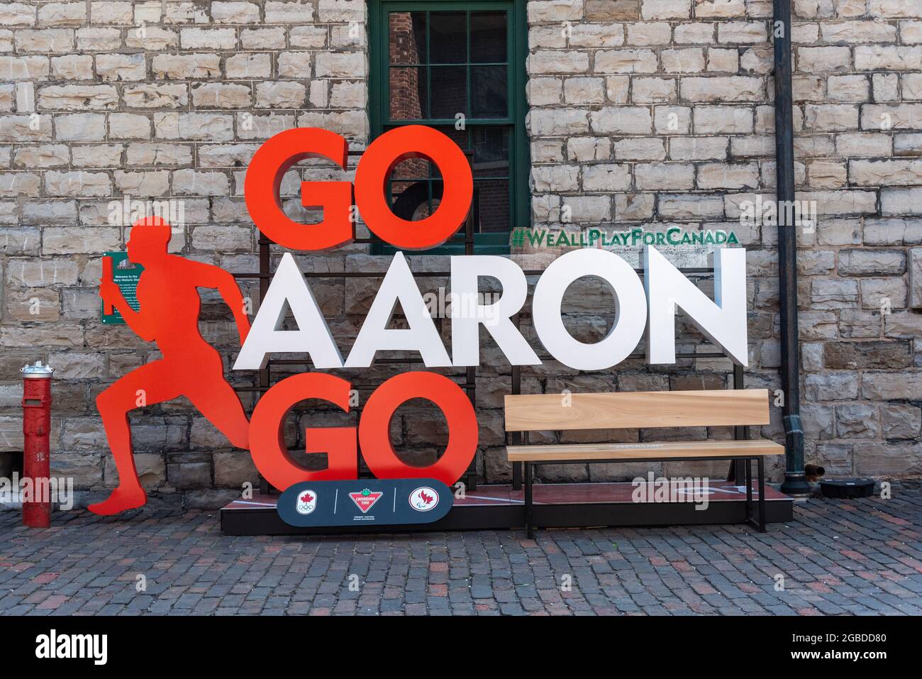 Un segno di sostegno alla squadra olimpica canadese in competizione in Giappone. Si legge 'Go Aaron Go' (Aaron Brown). È visto nel distretto di Distillery che io Foto Stock