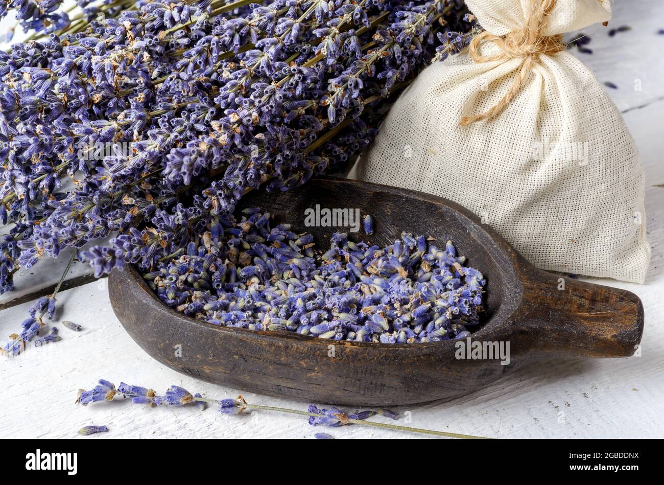 Mazzo di lavanda essiccato e fiori di lavanda in un recipiente di legno. Foto Stock