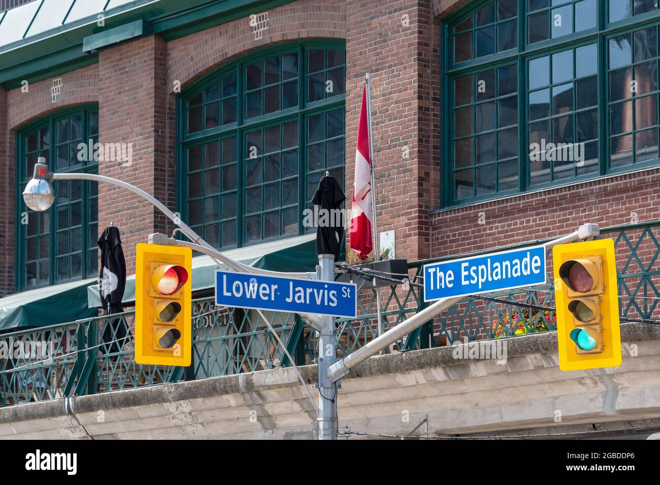 Indicazioni stradali all'incrocio tra Esplanade e Lower Jarvis Street nella città di Toronto, Canada. Il mercato di San Lorenzo è visto nel backgroun Foto Stock