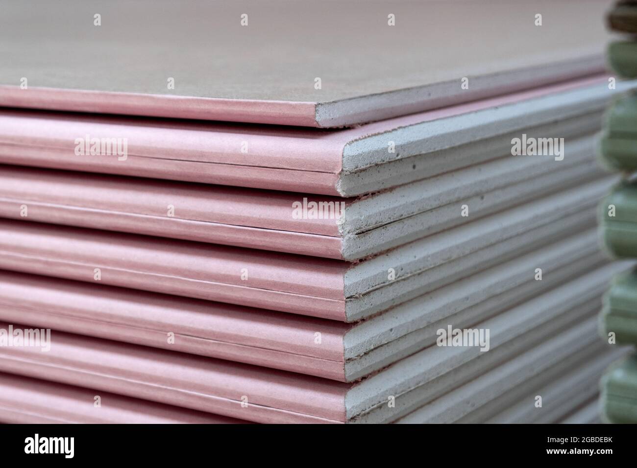 Primo piano della pila di cartongesso cartongesso ignifugo superficie  pannello tipo DF per pareti in cemento per interni predisposto per la  costruzione Foto stock - Alamy