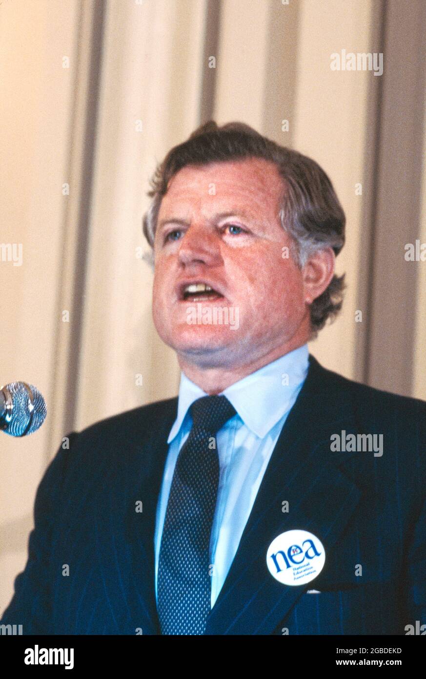 Senatore statunitense del Massachusetts Edward Kennedy che parla alla National Education Association (NEA) Luncheon, Philadelphia, Pennsylvania, USA, Bernard Gotfryd, Giugno 1982 Foto Stock