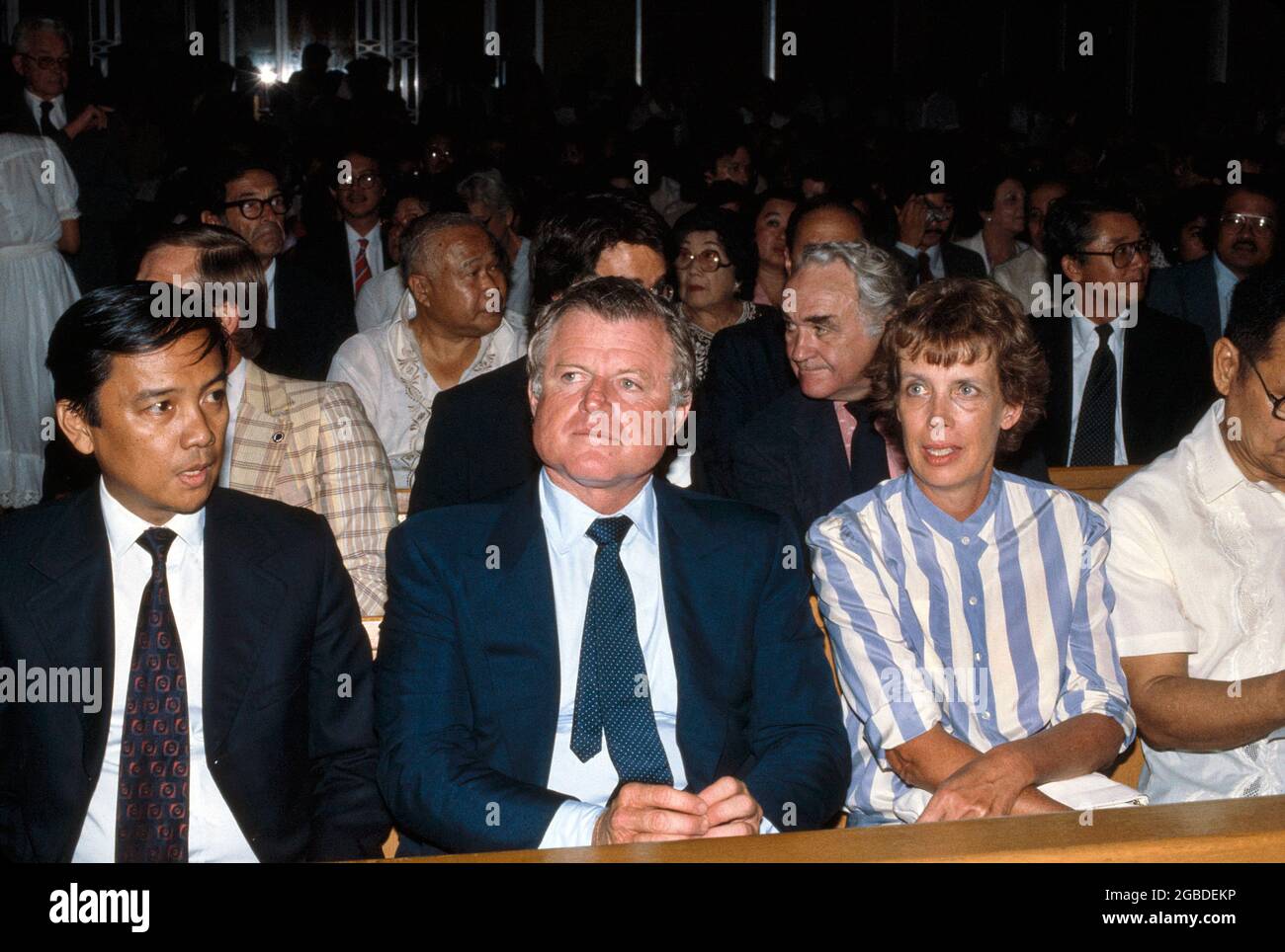 Senatore statunitense del Massachusetts Edward Kennedy al Benigno Aquino Jr.'s Memorial Service, Holy Family Church, New York City, New York, USA, Bernard Gotfryd, 1983 Foto Stock