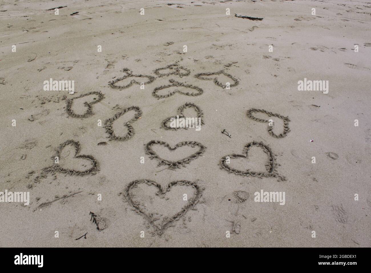 Cuori disegnati sulla spiaggia di sabbia - Haukland, Lofoten Foto Stock