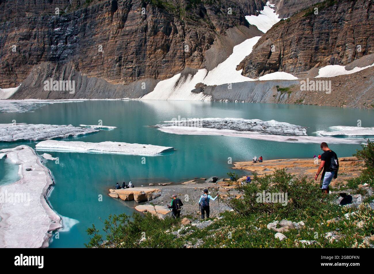 Escursionisti al lago Upper Grinnell, molti ghiacciaio, Glacier National Park, Montana Foto Stock