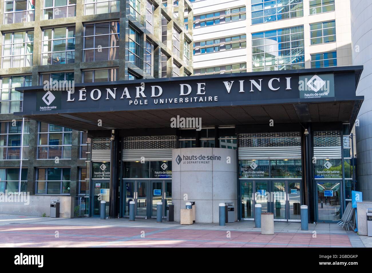 Ingresso principale all'Pôle Universitaire Léonard de Vinci, istituto privato di istruzione superiore situato nel quartiere degli affari di Parigi-la Défense Foto Stock