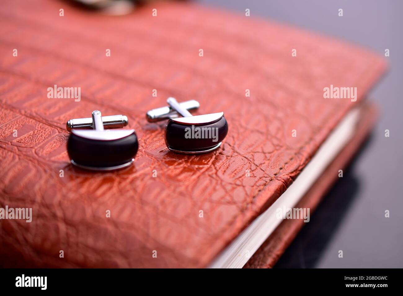 Primo piano di Cufflinks a libro Foto Stock