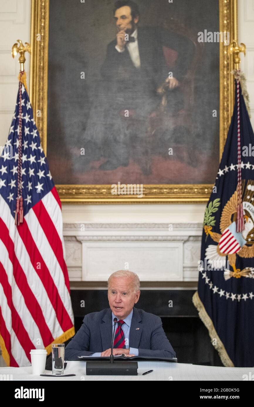 Washington, Stati Uniti. 3 agosto 2021. Il presidente AMERICANO Joe Biden incontra i leader della comunità latina per discutere la sua agenda economica, la riforma dell'immigrazione e la necessità di proteggere il diritto di voto nella Sala da pranzo dello Stato della Casa Bianca a Washington, DC martedì 3 agosto 2021. Foto di Shawn Thew/UPI Credit: UPI/Alamy Live News Foto Stock