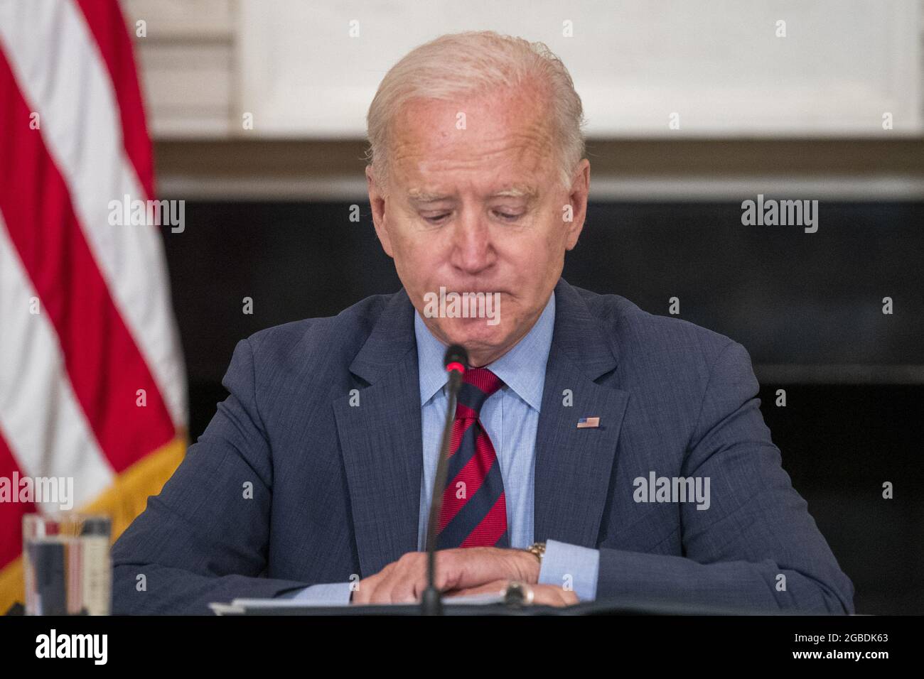 Washington, Stati Uniti. 3 agosto 2021. Il presidente AMERICANO Joe Biden incontra i leader della comunità latina per discutere la sua agenda economica, la riforma dell'immigrazione e la necessità di proteggere il diritto di voto nella Sala da pranzo dello Stato della Casa Bianca a Washington, DC martedì 3 agosto 2021. Foto di Shawn Thew/UPI Credit: UPI/Alamy Live News Foto Stock