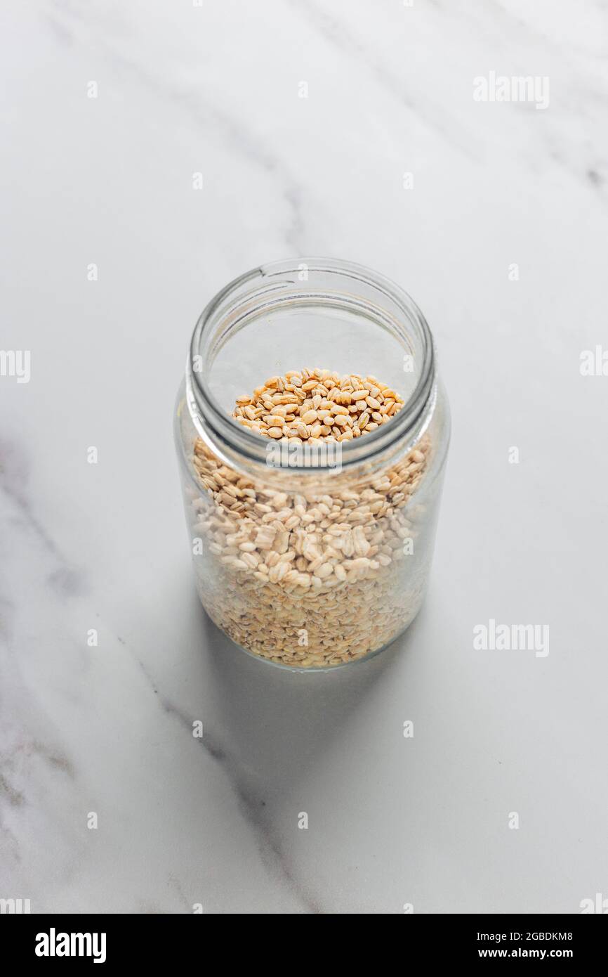 Pearl Barley in vaso, non cotto, ingrediente per stufati, insalate e stufato irlandese - COPYSPACE - FOODPIX BIANCO Foto Stock