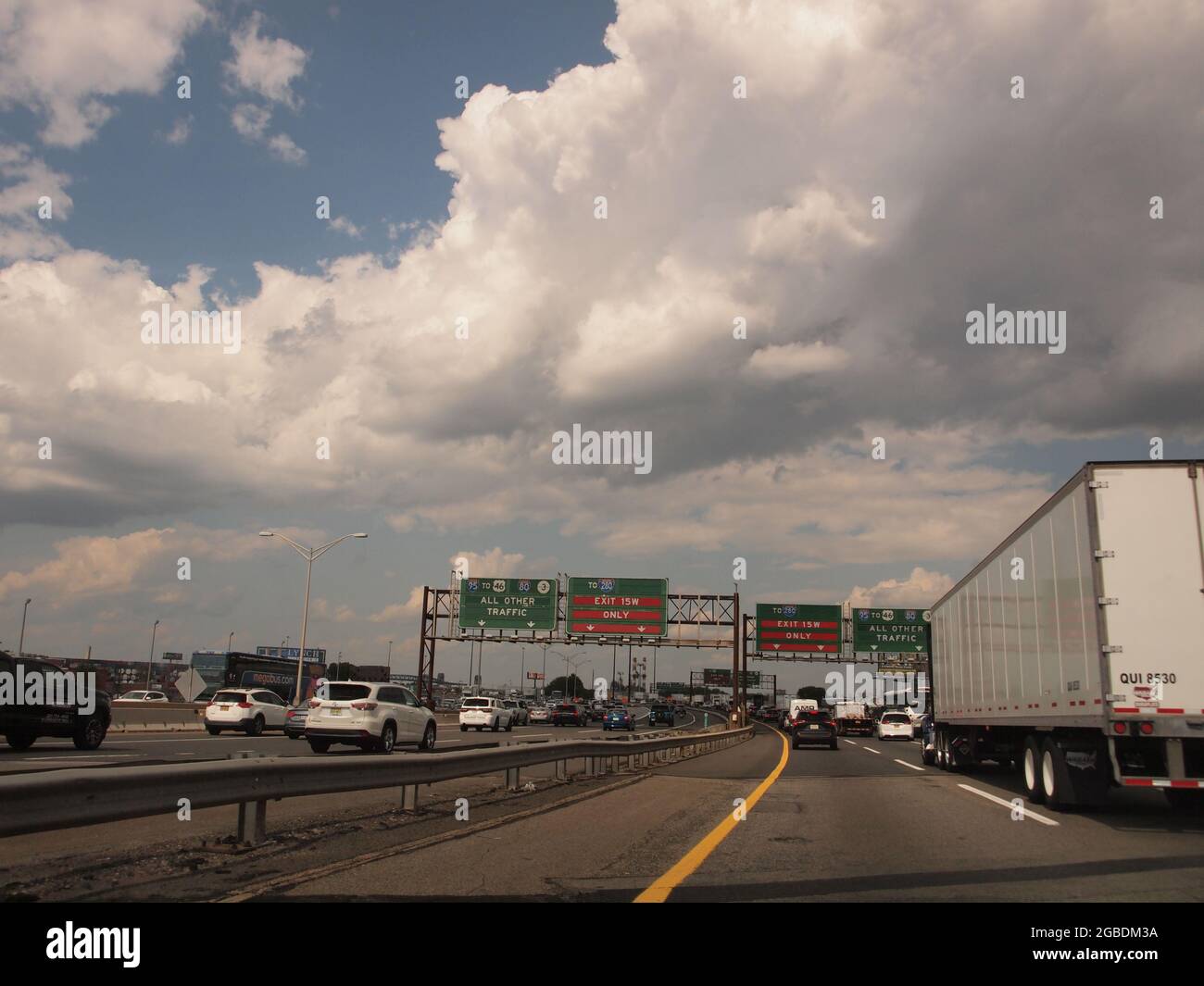Il traffico pesante sulla New Jersey Turnpike in direzione nord, vicino Newark, NJ. Una delle autostrade più trafficate del Nord America è sempre congestionata. Foto Stock