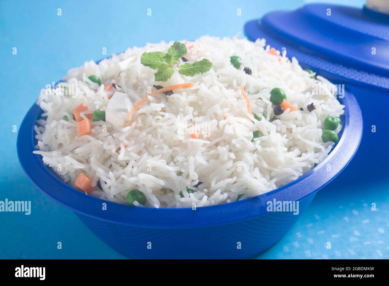 Primo piano di riso di stile indiano con frutta secca o. pulao in una ciotola Foto Stock