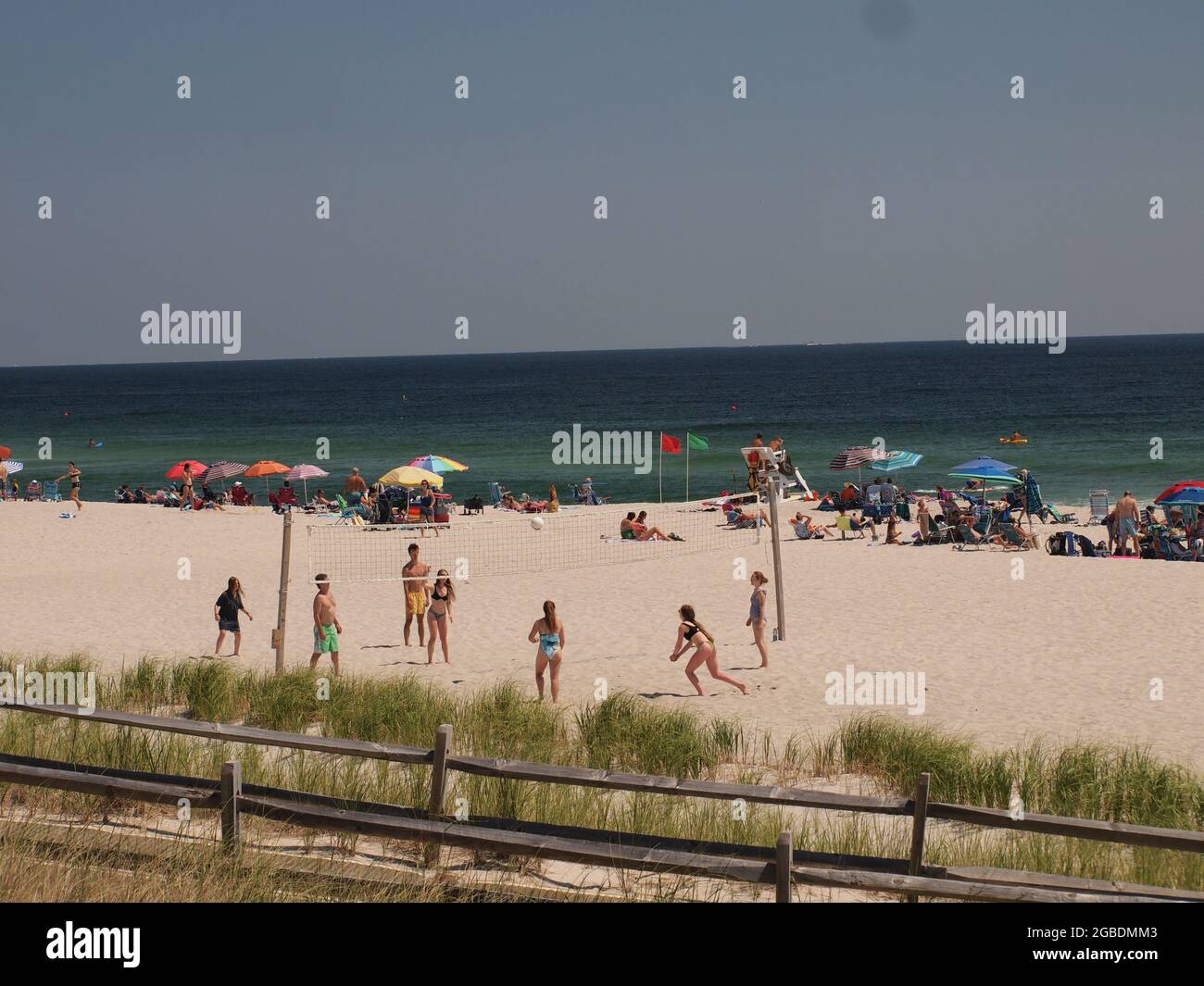 Giocatori di Beach volley che giocano sulla spiaggia di Ocean County, New Jersey. Foto Stock