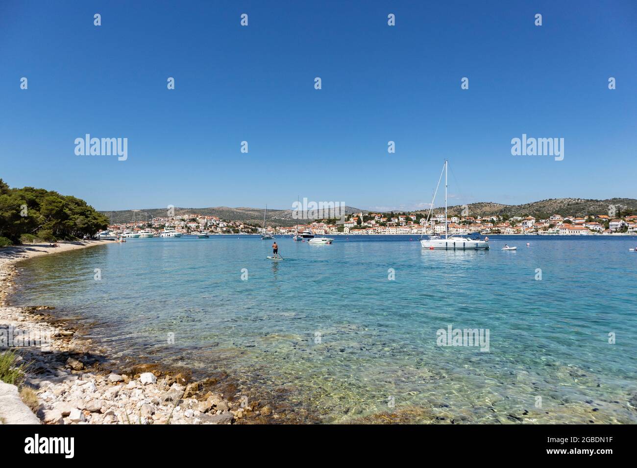 Rogoznica, Croazia-06 luglio 2021: Meravigliosa baia Rogoznica utilizzata come porto naturale per barche a vela, e laguna calma per il nuoto, paddle boarding e. Foto Stock