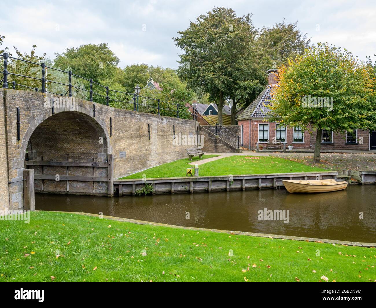 Woudsender Water gate bridge e casa sulla banchina Lindengracht nella città di Sloten, Sleat, Friesland, Paesi Bassi Foto Stock